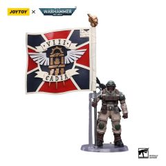 Warhammer 40,000 : Figurine JoyToy - Vétéran de l'escadron de commandement Astra Militarum Cadian avec étendard régimentaire (échelle 1/18)