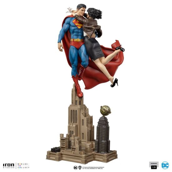 DC Comics: Superman & Lois 1/6 Diorama (57cm) Preorder