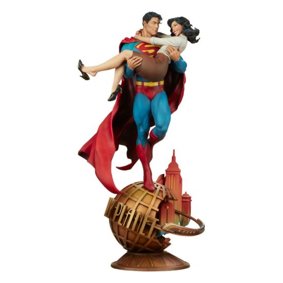 DC Comics: Superman & Lois Lane Diorama (56cm) Preorder