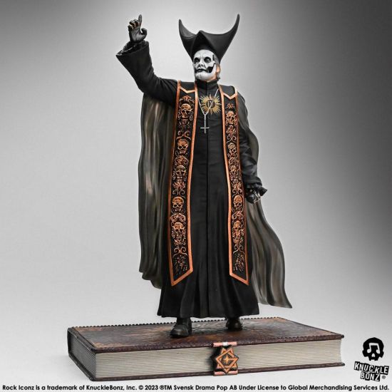 Ghost Rock Iconz: Papa Emeritus IV (zwarte gewaden) 1/9 standbeeld (22 cm)