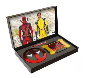 Deadpool 3: Best Bubs – Pin-Set mit übergroßen Gürtelsymbolen von Deadpool und Wolverine vorbestellen