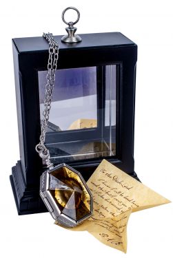 Harry Potter: 'Mortal Once More' Replica Horcrux Locket Display